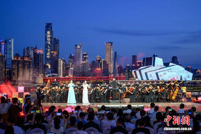 两江夜景伴乐声 “重庆之夜·南滨音乐会”首演启幕