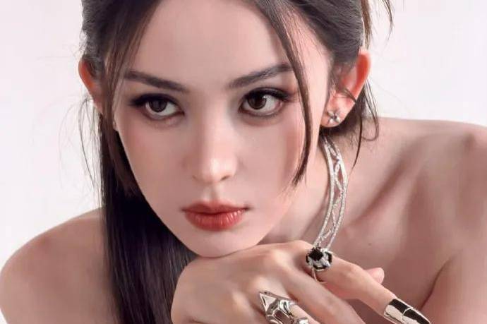 古力娜扎穿抹胸黑裙美爆了！雪肤玉貌身材曼妙性感撩人