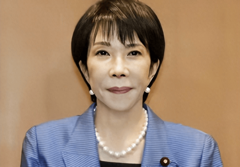 刚和特朗普争吵，高市来冲绳演讲，民众当场反对，高市早苗陷两难