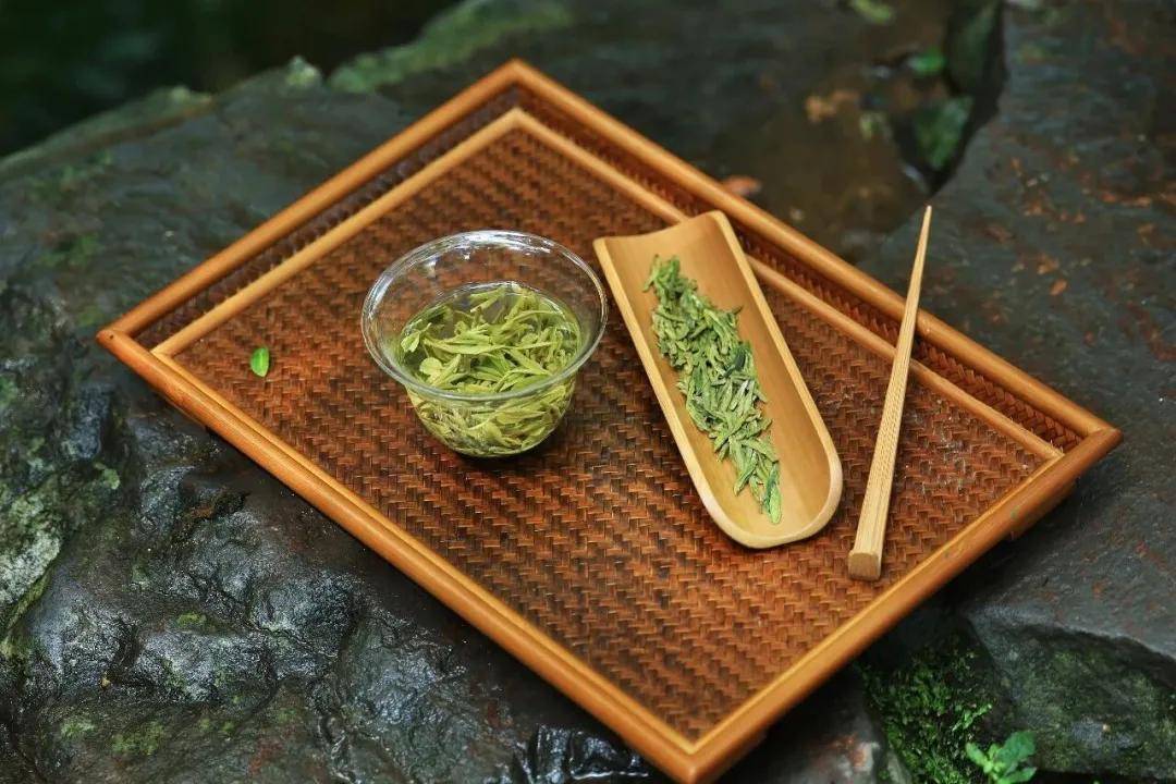 【贡牌】夏日“本命茶”：为什么夏天首选龙井？