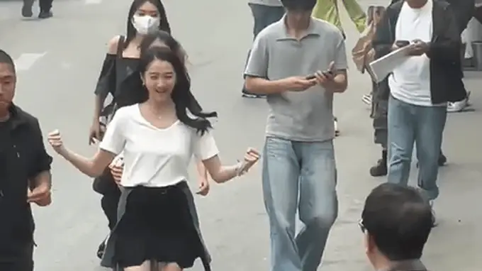 关晓彤一路小跑迎接爸爸探班 笑容灿烂明媚开朗