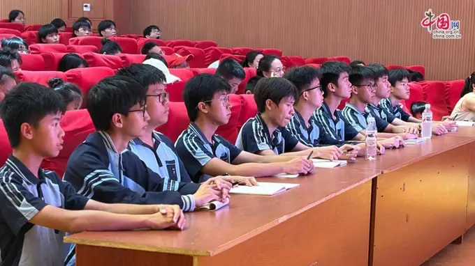 科学家进校园 张德良向南宁东方外语高级中学师生讲述钱学森精神