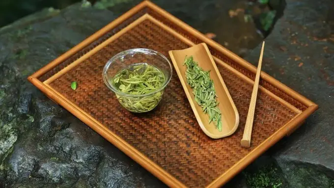 【贡牌】夏日“本命茶”：为什么夏天首选龙井？