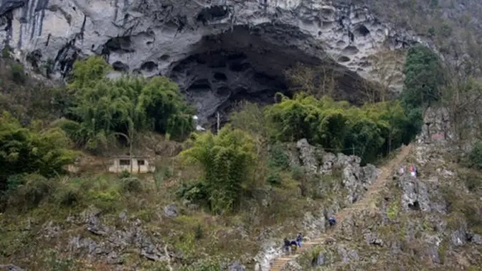 中国最后的穴居部落, 政府为了开发旅游修建了观光索道