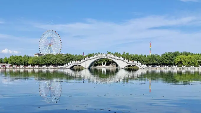暮游巩留蝶湖公园