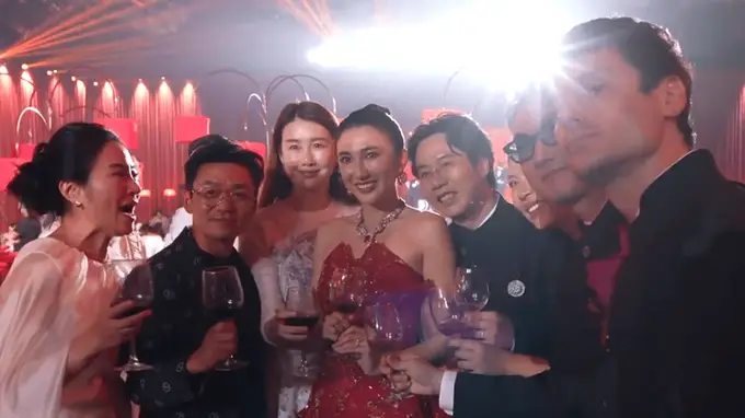 王宝强带女友冯清参加婚礼 身穿白色礼服气质抢镜