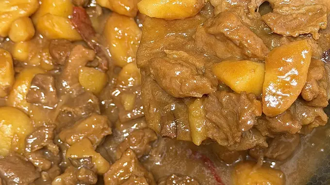 软烂入味的土豆炖牛肉,黏糊糊的汤汁拌饭香迷糊了