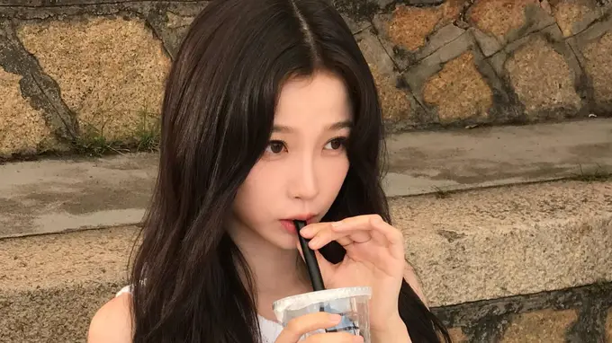 虞书欣穿白色上衣喝气泡水 活泼俏皮化身元气少女