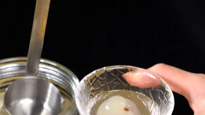 夏天自酿前先看什么白酒适合荔枝泡酒更香甜!关键在这3点