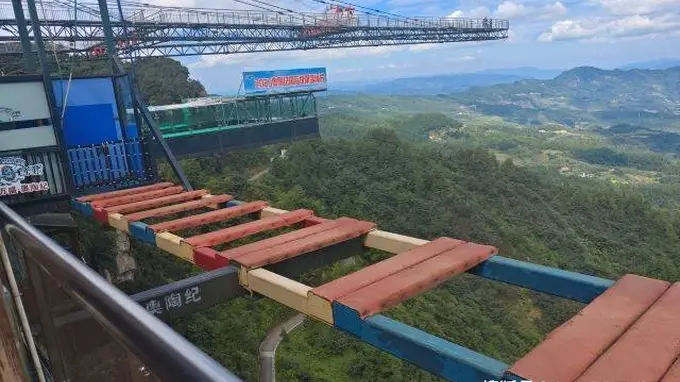 梦幻奥陶纪景区，“林中有石，石上有树，树石共生”的天下奇观，被誉为“绿色石林”。