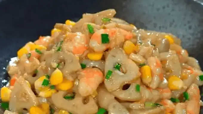 莲藕遇上虾仁和玉米，这道菜端上桌，全家筷子停不下来