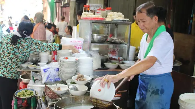 金边乌亚西市场旁隐藏美食街:巷内小吃琳琅满目