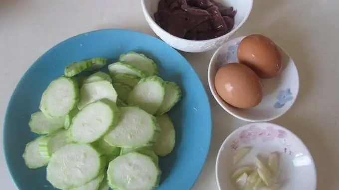 丝瓜猪肝蛋花汤:夏季养颜抗衰老的快手营养汤