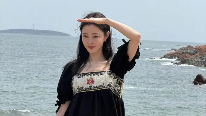 25日宋轶晒照 泡泡袖刺绣上衣配短裤 温婉氛围感拉满