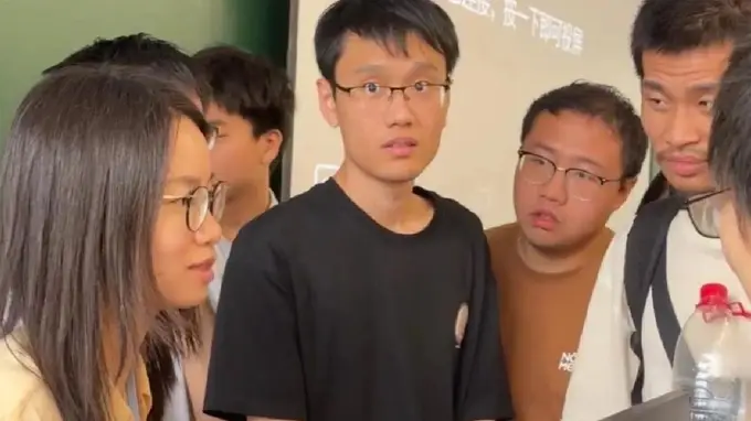 邓煜与王虹学术热度差为何这般明显 全因王虹2025年这场出圈讲座引爆学界焦点