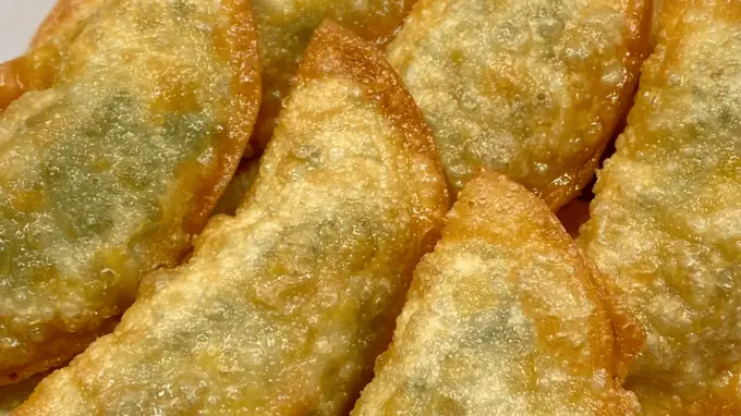 一口咬出满口香!家常炸油角的酥脆鲜香滋味