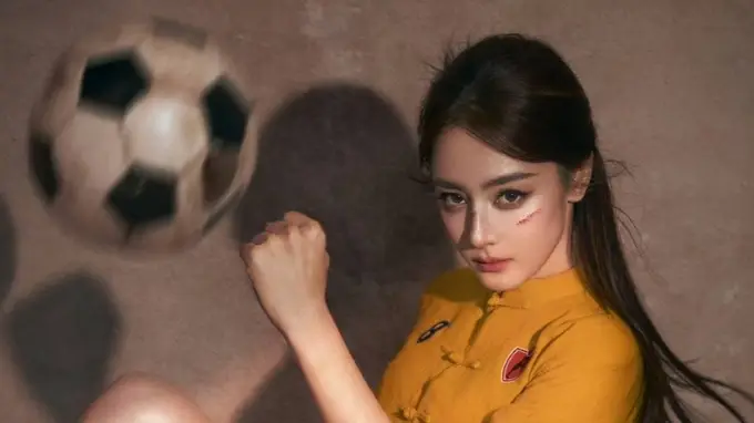迪丽热巴VOGUE单人封面正式发售 功夫女足后再掀时尚热潮