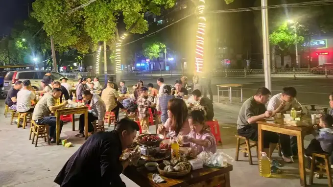 夜市“最脏小吃”盘点曝光：多款网红货暗藏健康风险，很多家长常带娃吃却不知情