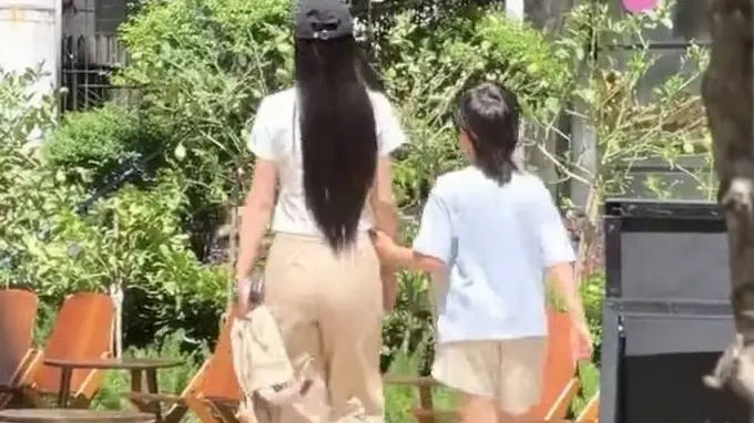 Angelababy上海携子小海绵逛街 母子牵手漫步温馨画面引偶遇