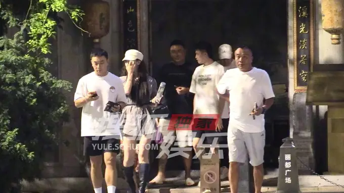 释小龙与好友聚餐后同框出行 全程热聊状态超佳