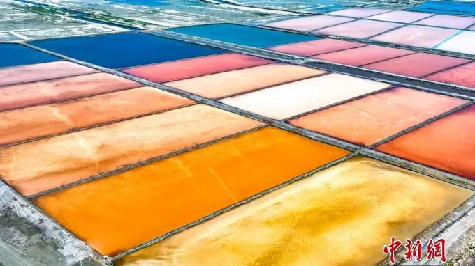 8月5日鄂尔多斯北大池盐湖 夏日绝景绘就斑斓调色板