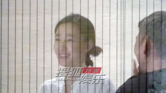 王丽坤与两位男性友人聚餐 清爽素颜微笑尽显恬静