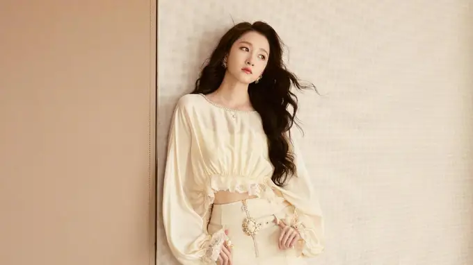 关晓彤穿奶杏色套装气质温柔 大方秀好身材美腿吸睛