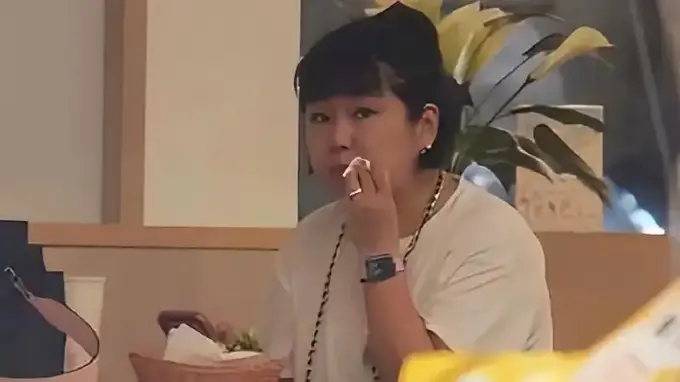 44岁Selina和男友接儿子，身材发福胖到认不出，昔日甜美女神现状令人唏嘘！