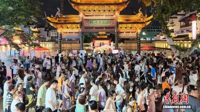 摩肩接踵!南京秦淮风光带迎来夜游人潮