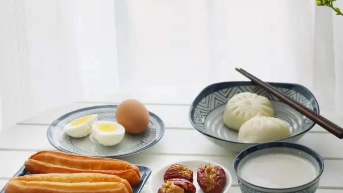 中老年人早餐别太节省了,少吃馒头稀饭,多吃这4样,营养又健康