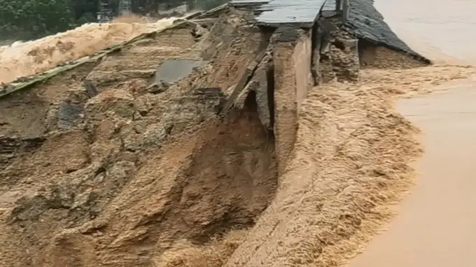 广西南宁防汛应急响应提升至一级，横州市六蓝水库发生严重险情，坝体出现缺口