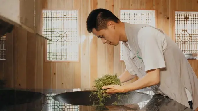 一锅茶,三代人:在铁锅与掌心之间,续写洪雅茶的非遗传奇