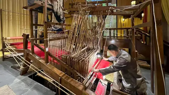 从敦煌到成都:如果AI听见千年前的哽咽,那枚波斯银币曾买走过多少蜀锦和乡愁?