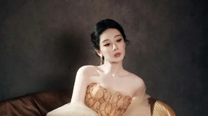 杨紫 春夏高定|白玉兰视后首场亮相,鎏金纱裙尽显温婉雅致
