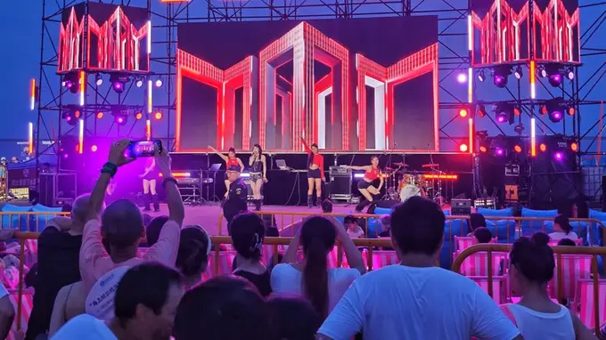 “啤酒搭配海风音乐,体验感满分”,2026金山城市沙滩音乐啤酒微醺夜启幕