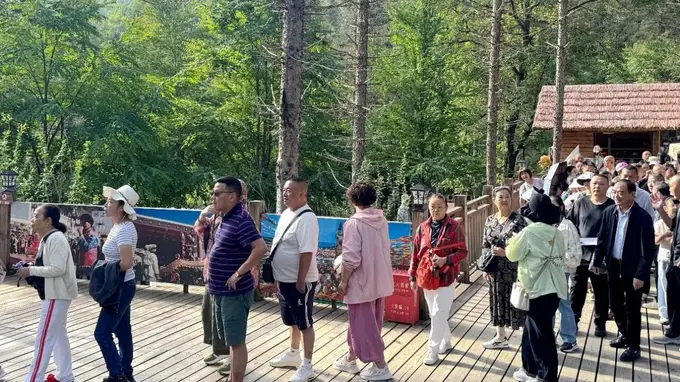 宝兴硗碛藏乡文旅热潮涌动 “清凉经济”激活夏日消费新动能