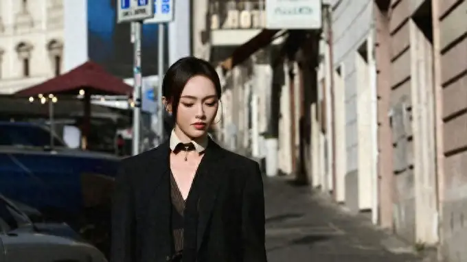 唐嫣罗马穿搭高端御姐气场 | 黑色西装蕾丝裙完美碰撞