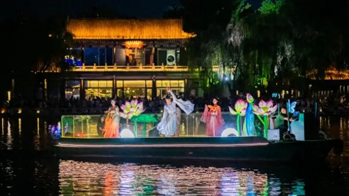 泉涌盛夏梦启航：天下第一泉风景区画舫演艺全新绽放