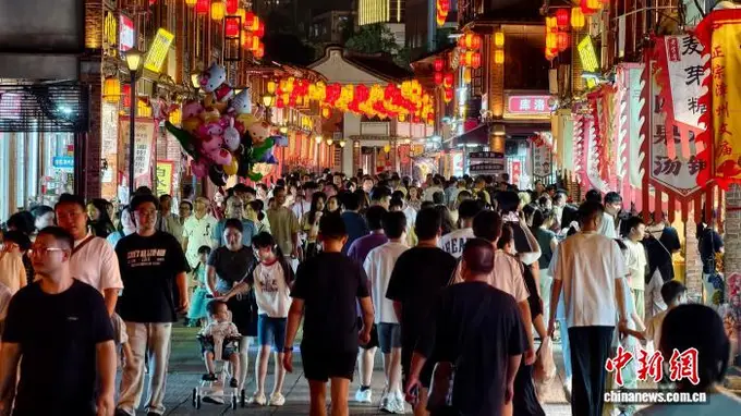 福建漳州古城暑期游客络绎不绝 夜景吸引众多市民与游客