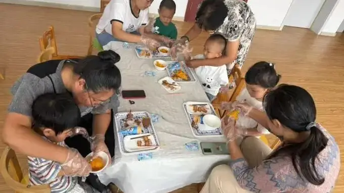 辉山街道冯道社区联合辉山中心幼儿园开展亲子食育预托课——红薯冰淇淋制作活动