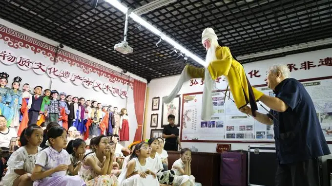 孝义暑期非遗大课堂：皮影木偶陪青少年乐享传统味