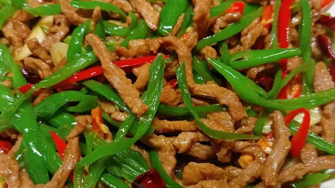 一盘青椒肉丝的关键窍门:选对肉+巧腌制,肉丝嫩滑不柴还不咸