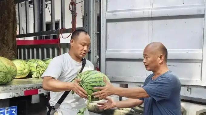 80后淮南小伙怀揣黄梅戏执念 不远千里派送1.3万斤爱心西瓜到安庆