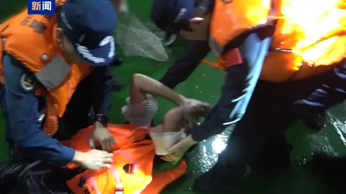 中国海警南海救援不中断 夜间再救起2名越南遇险船员