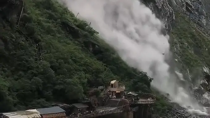 7月30日云南虎跳峡塌方 巨石滚落后游客才慌忙疏散 景区现已正常开放