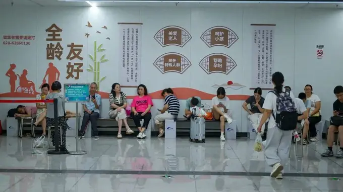 成都地铁开放纳凉便民区 489座站点成市民避暑好去处