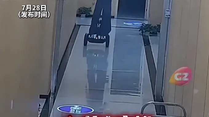 孕妇楼道骑平衡车摔倒流产 律师判骑车女子担主责 这些滑行工具上路风险必须警惕
