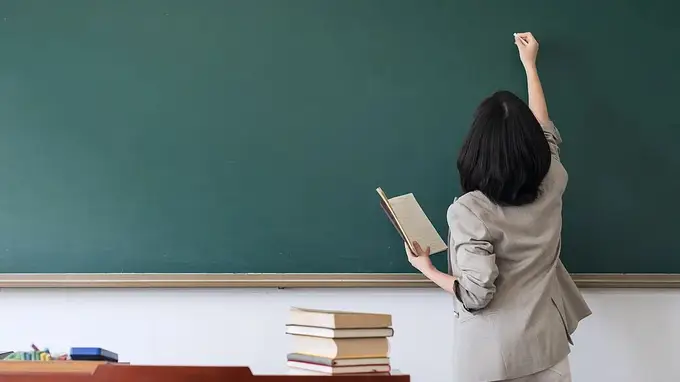 小学招生缩量超400万 初中扩招催生师资转岗潮