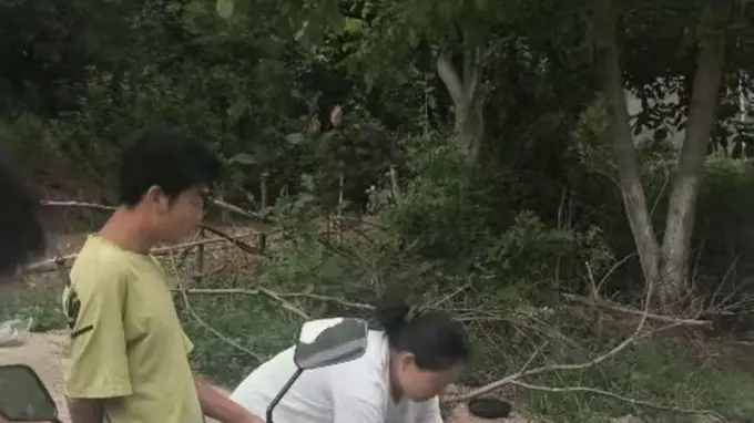 甘肃西和灯塔村数百村民饮水难:背水拉水维持生计 当地正着手解决