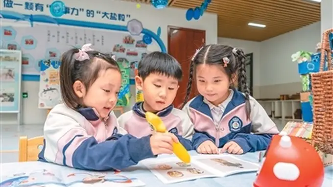 “电子带娃”成育儿热议 多陪伴多游戏守护孩子童年